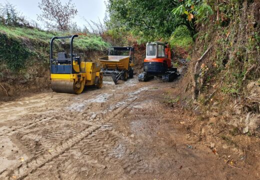 En marcha as obras de saneamento e pavimentación no camiño da Pedreira, en Leiro